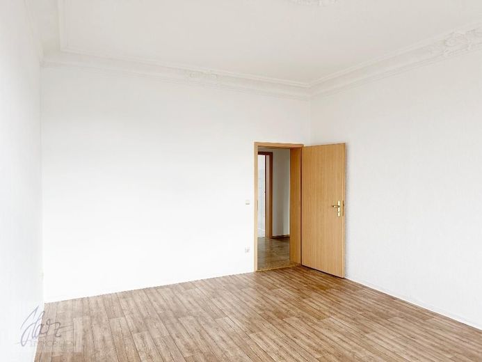 ***EXKLUSIVE 2-RAUM-ALTBAUWOHNUNG MIT STUCKDECKEN &amp; " BALKONEN *** Wohnen im Herzen von Alt-Riesa – Wohnzimmer mit Stuckdecke und Blick Richtung Flurbereich
