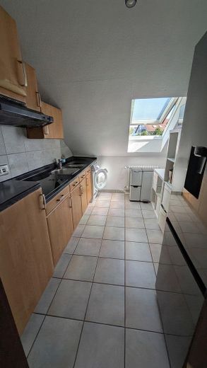 Ruhig & bahnhofsnah: Vermietete 3 ZW mit Garage & Ost-Balkon in Norsingen – Küche