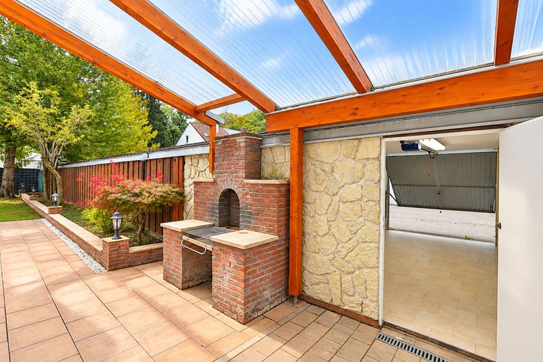 Großzügiges Reiheneckhaus mit ca. 205 m² Wohnfläche & großem Garten – provisionsfrei – Überdachte Terrasse mit Grill