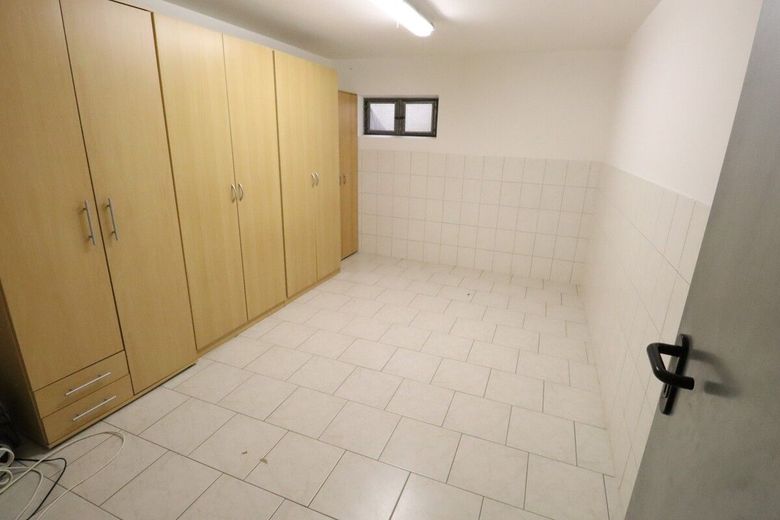 Mörse + + viel Platz + + 5 Zimmer + +  2x Balkon + + Carport + + Keller – einer von vier Kellerräumen