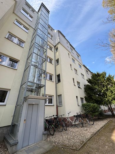 Apartamento de 1 habitación totalmente renovado cerca de Kantstraße: disponible y completamente amueblado – Rückansicht