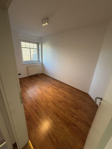 Barrierefreie 3,5-Zimmer-Wohnung in Sasel – Südwest-Balkon, Aufzug Tiefgarage, 2 TG-Plätze – Büro/Kinderzimmer/Gästezimmer