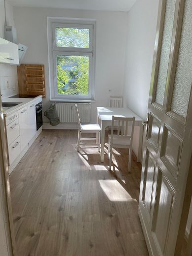 Helle WG-geeignete 3-Zimmer-Altbau-Wohnung in Köpenick – Blick in die Küche