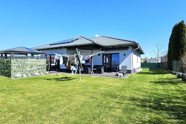 Prawie nowy bungalow z mieszkaniem dodatkowym i wysoką efektywnością energetyczną