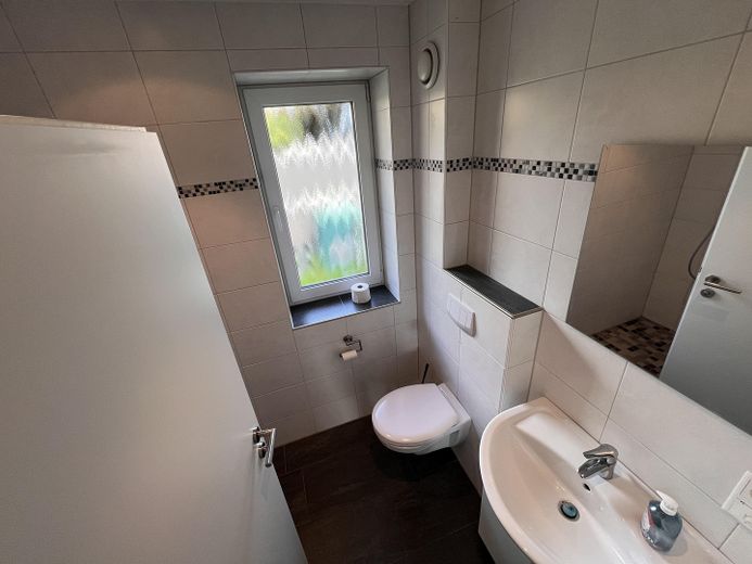 Casa unifamiliare a Schwabstedt, con impianto fotovoltaico, accumulo e solare termico – Gäste WC