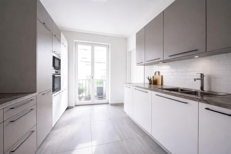 Luxuriöse, moderne 5-Zimmer Maisonette Wohnung mit TG-Stellplatz und Balkon in Südwest-Lage – Küche mit EBK (Im Preis inkl.)
