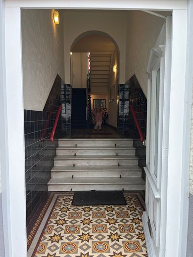 Odnowione mieszkanie w starej zabudowie z dużym balkonem, kuchnią i garażem w dzielnicy klinik – Foto 6