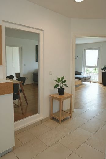 4-Zimmer-Wohnung mit Balkon und Fußbodenheizung in Augsburg – Eingangsbereich