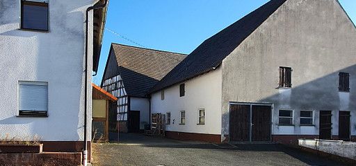 Älteres Bauernhaus mit 9 Zimmer, Garage und drei Dachgeschosse