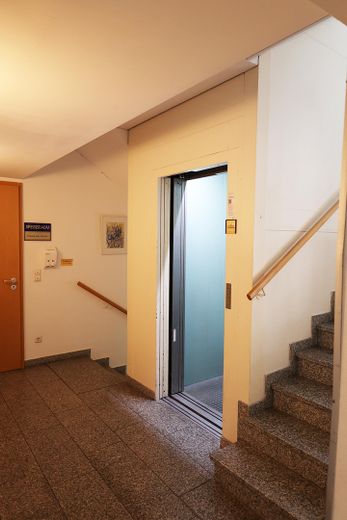 Complesso storico residenziale e commerciale con guest house a Berlin-Mitte – Sophienstraße – Gästehaus EG Treppenaufgang