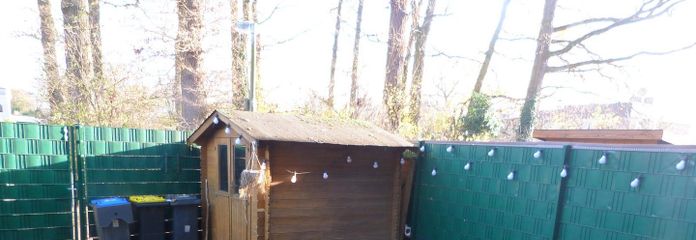 Vorgarten mit Gartenhaus