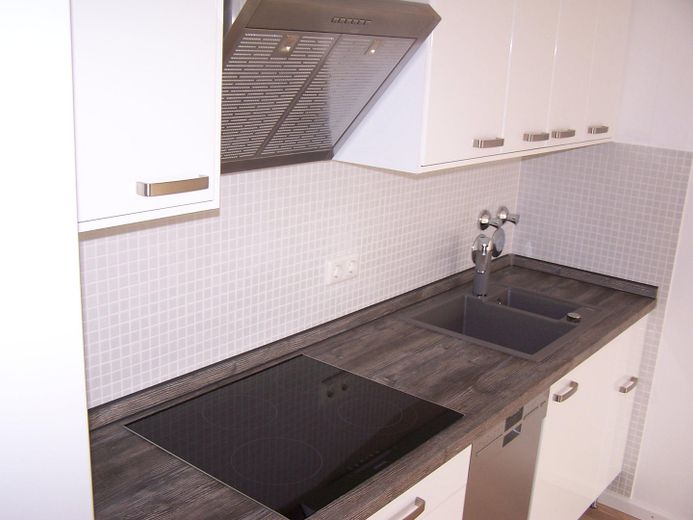 SCHWABING-WEST HELLE, MODERNISIERTE 2-ZIMMER-WOHNUNG MIT LOGGIA, SCHWIMMBAD UND GROSSER DACHTERRASSE – Details