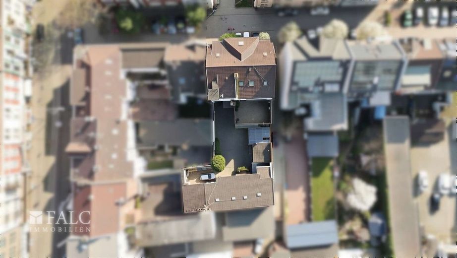 Renditeobjekt Marxloh - MFH mit 912 m² Wfl., sanierungsbedürftig – Vogelperspektive (KI generiert)
