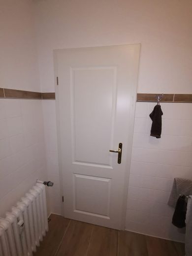 Top- Lage, schöne, ca. 53 qm Wohnung, 2 Zi.+je 1 Balkon+alle Räume mit Fenster – Badezimmertür