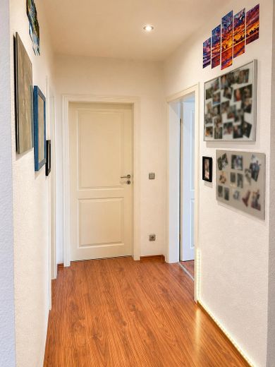 Drei-Zimmer-Dachgeschosswohnung auf Vierseitenhof 30 Minuten von Tesla Gigafactory – Flur