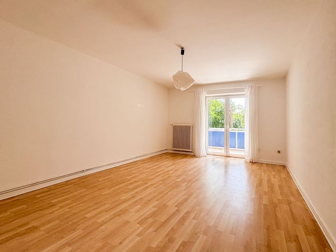2-Zimmer-Wohnung Mainz-Oberstadt - Uni-Nähe, Balkon, geringes Hausgeld &amp; Entwicklungspotenzial – Wohnzimmer