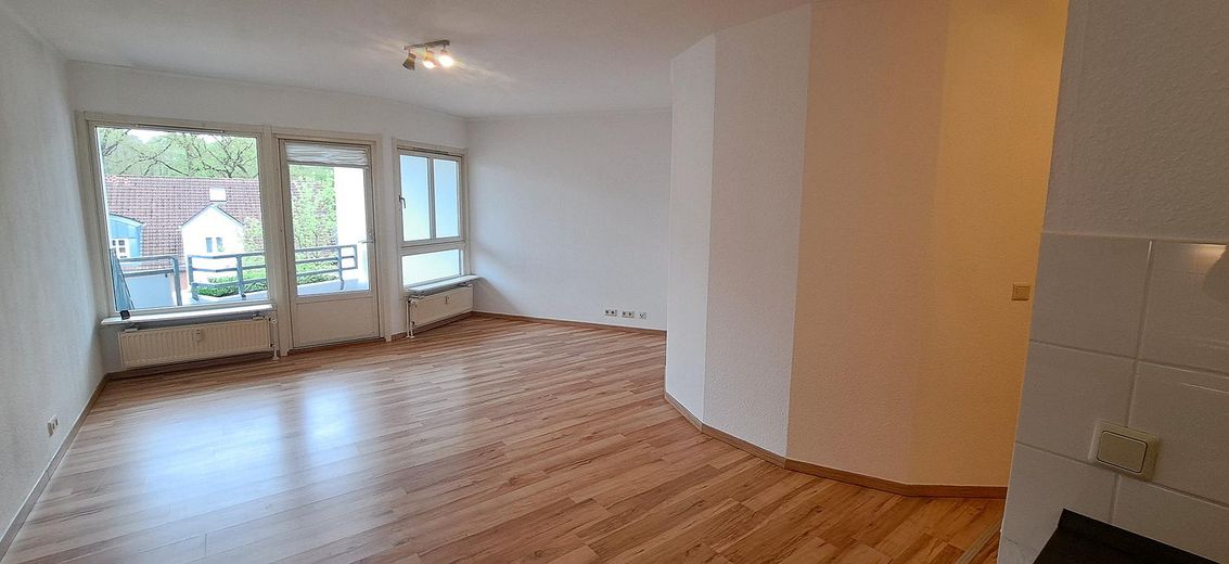Helle 2-Zimmer-Wohnung, Balkon, neue EBK, Fahrstuhl, Naturschutzgebiet (Lesum) von Privat – Helles Wohnzimmer
