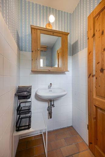 Königsdorf:  DHH mit 146 m², Wintergarten, Keller, Garage &amp; Traumgarten / Dach &amp; Fenster saniert! – Praktisches Gäste-WC im Eingangsbereich