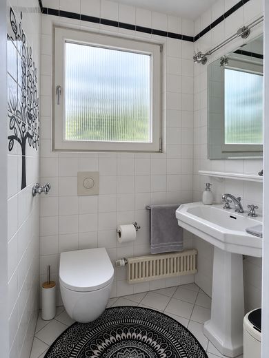 Wannsee: Helle 6-Zimmer-Maisonette mit großzügigem Garten – Gäste-WC