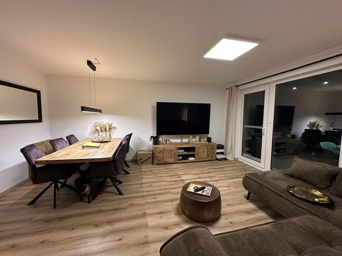 Wohn-/Esszimmer (2/4)