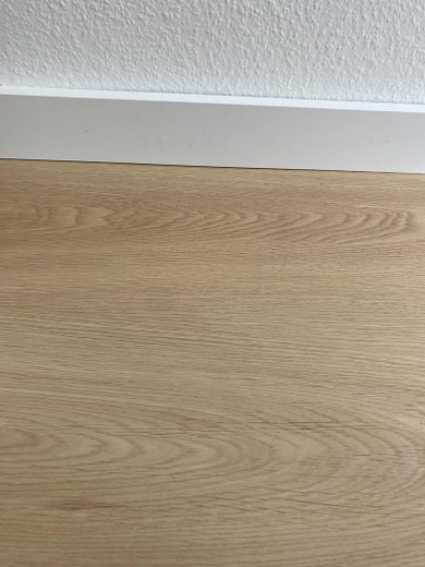 Renovated 3-room apartment with fitted kitchen and south-facing loggia in Kirchdornberg – Vinylboden
