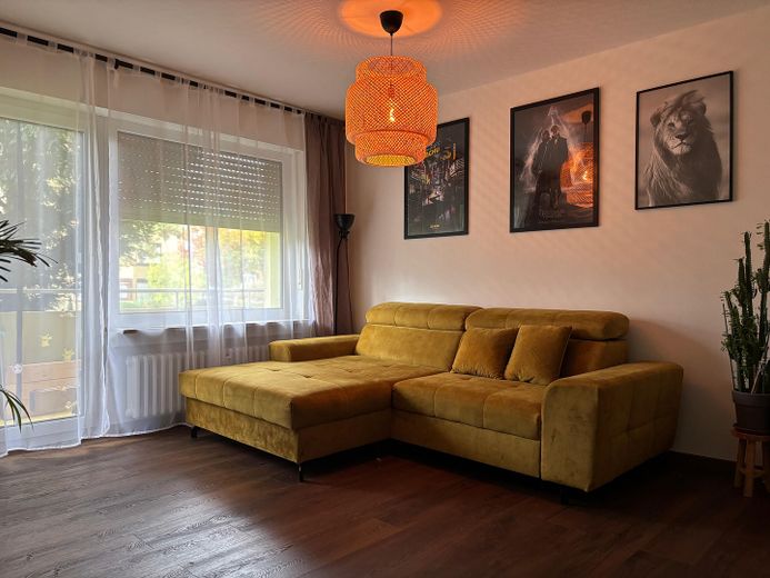 Wohnzimmer mit Balkon