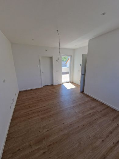 Przestronny dom z 6 pokojami o powierzchni 190 m² | Rodzina, wspólne mieszkanie kilku pokoleń i praca zdalna – Zimmer DG mit Bad und Loggia