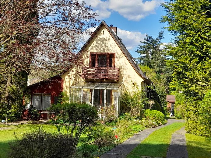 Südansicht Haus mit Fahrweg