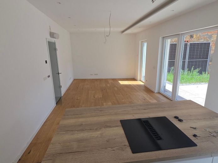 Przestronny dom z 6 pokojami o powierzchni 190 m² | Rodzina, wspólne mieszkanie kilku pokoleń i praca zdalna – Wohnbereich mit Fensterfront