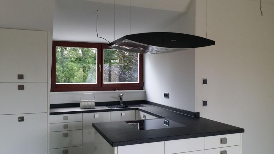 3 Zimmer lichtdurchflutete DG-Wohnung Inmitten von München-Waldtrudering – Kochnische