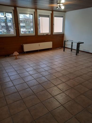 Helles Appartment, ca. 43m², große Fensterfront, 1.OG – Wohnraum