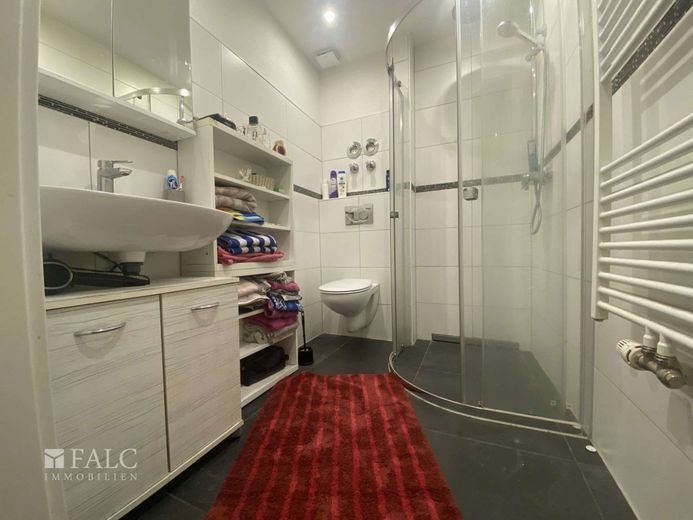 Modernes Bad mit Dusche