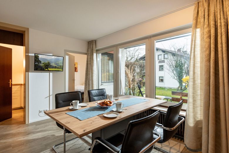 1,5 Zimmer Wohnung mit schöner privater Terrasse, Schwimmbad und Sauna – Wohn- und Esszimmer 2
