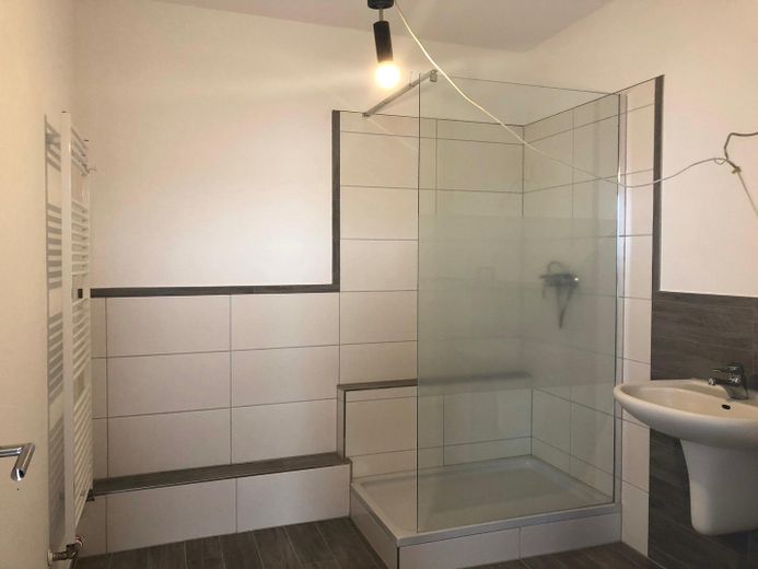 Zweifamilienhaus mit Gewerbe und viel Potenzial in Kleinwallstadt – EG Bad mit Dusche