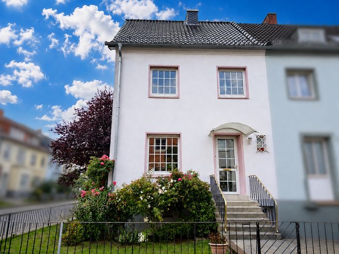 End-of-terrace house with balcony and garage in a popular location! – Titelbild