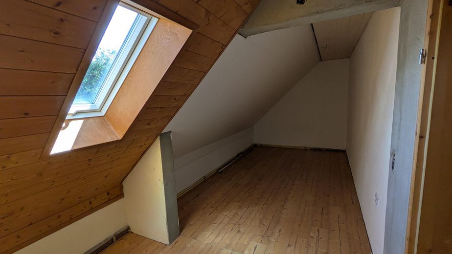 Affascinante casa indipendente in posizione tranquilla – vendita privata (senza agenzia) – ... mit kleinem Fenster ...