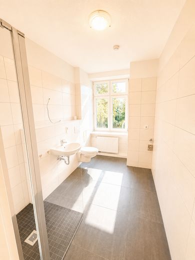 Helle 2-Zimmer Wohnung mit Balkon - barrierefrei mit Fahrstuhl – Bad