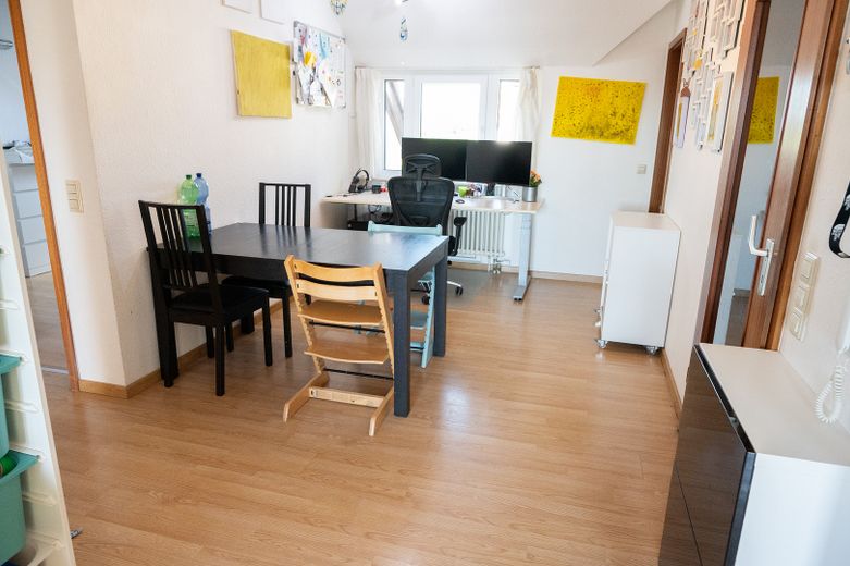 *Provisionsfreie* Helle 3,5-Zimmer-Dachgeschosswohnung in Holzgerlingen – Essecke mit Schreibtisch
