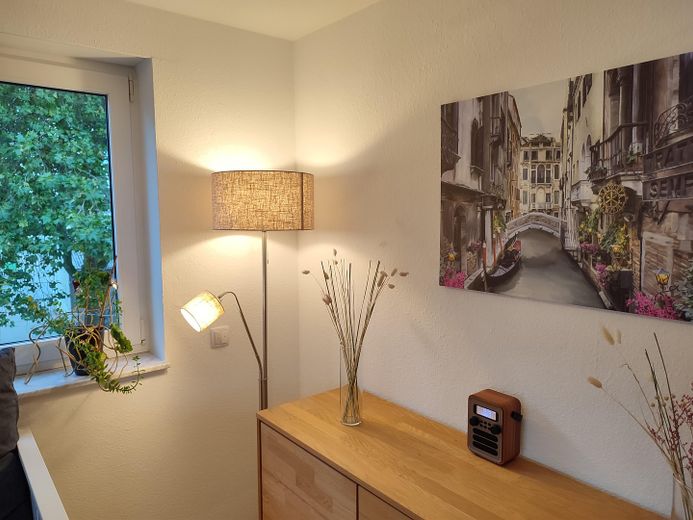 Provisionsfrei: Lichtdurchflutete DG-Wohnung mit 16 m² Dachterrasse, Aufzug & TG-Stellplatz – Wohnzimmer