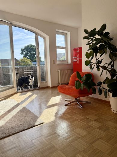 Bezugsfrei in Flingern: 1-Zimmer-Wohnung mit Balkon, Keller und Tiefgarage – Wohnraum