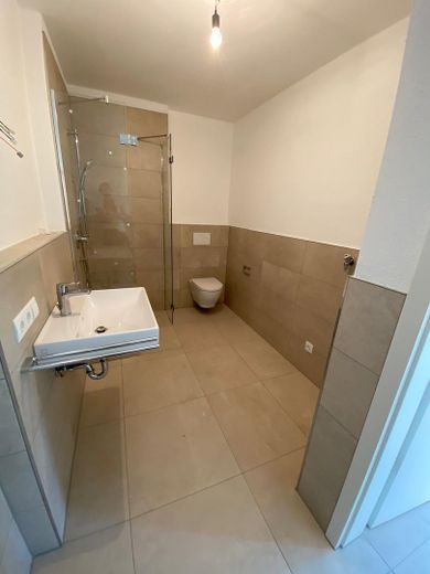 Moderno e luminoso appartamento di 3 locali a Grafing – ottimi collegamenti, S-Bahn 2 min. – Bad mit begehbarer Dusche