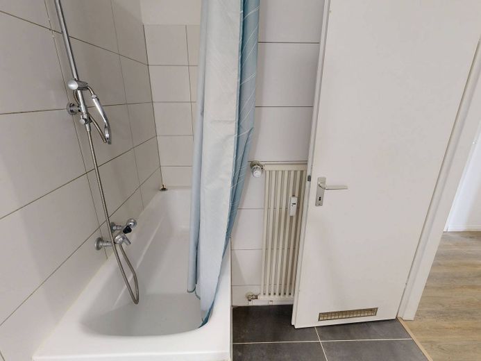 Appartement lumineux de 2 pièces avec BALCON et CUISINE ÉQUIPÉE – Ansicht I: Bad