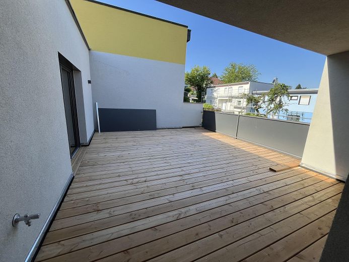 Kernsanierter Luxus (A+) mit 30m² Sonnen-Terrasse in Haslach – Terrasse aus Wohnzimmer