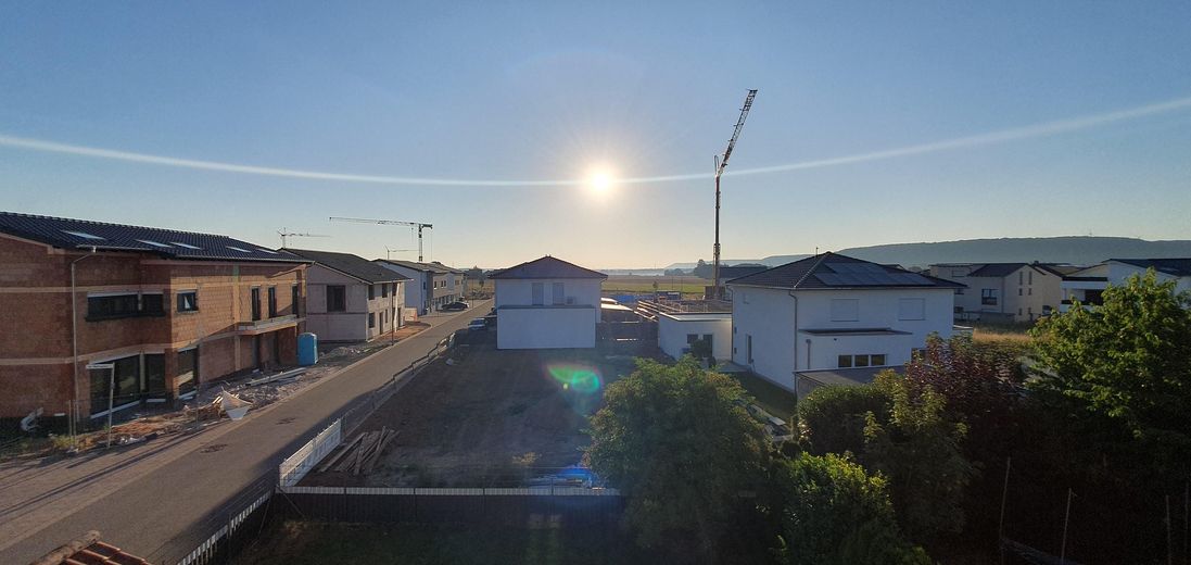 Helle, moderne Doppelhaushälfte in ruhiger Ecklage – sofort bezugsfertig! – Ausblick aus dem Dachfenster