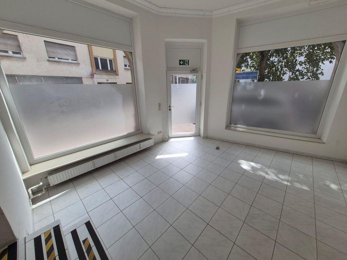 Gewerbefläche mit Fensterfront für Praxis, Atelier, Büro etc. – Foto 2