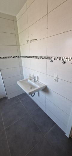 Modernisierte, barrierefreie 2 Zi. Stadtwohnung mit Garten und Südterrasse – Badezimmer