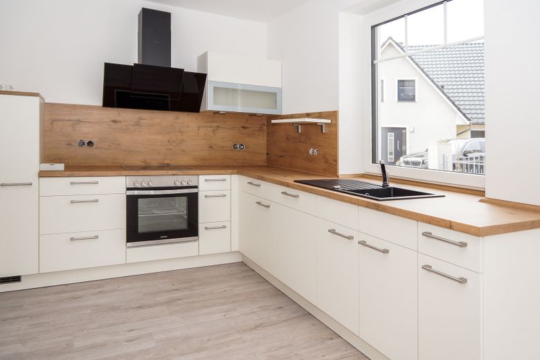 Neubau Erstbezug -  energieeffiziente Mittelwohnung im Reihenhaus für Familien zu vermieten – Küche (Baugleich)