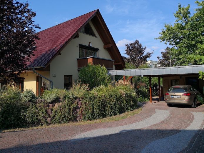 Wunderschönes Architektenhaus zur Miete – Haus mit Carport und Werkstatt