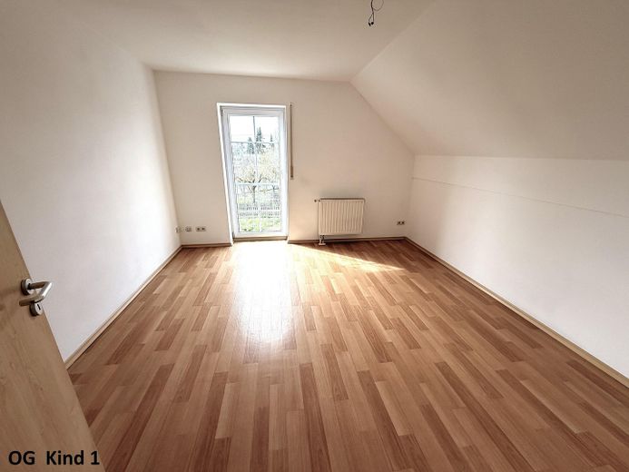 1-gezinshuis in 93333 Neustadt/Do (bj 2003), 120m² woonoppervlakte, 532m² grond en dubbele garage – OG Kind rechts