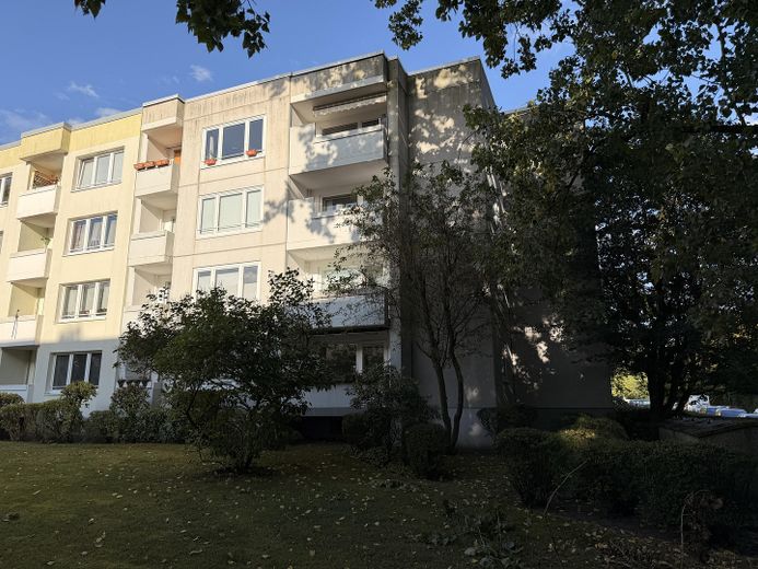 Beaucoup d’espace pour vos idées : 4 pièces avec loggia exposée ouest – sans commission à Hummelsbüttel – Westansicht des Gebäudes